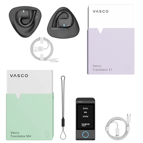 M4 E1 set Ensemble Vasco Translator E1 comprenant deux écouteurs de traduction sans fil, un câble de recharge, un guide d'utilisation, une pochette et son emballage, présenté à côté de la boîte du Vasco Translator M4 avec sa lanière et son câble.