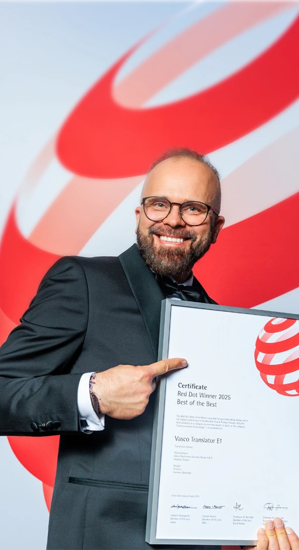Le PDG de Vasco Electronics tient le prix Red Dot, mettant en valeur les appareils primés.